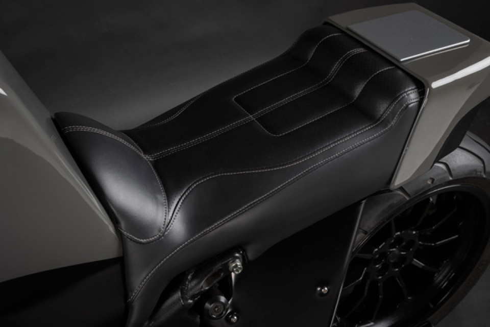 換上了訂製的皮椅搭配上俐落的尾殼
