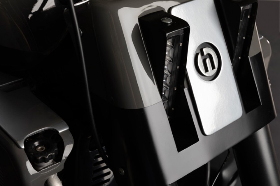 除了直列式設計的大燈之外,車頭還融入了霧燈的巧思