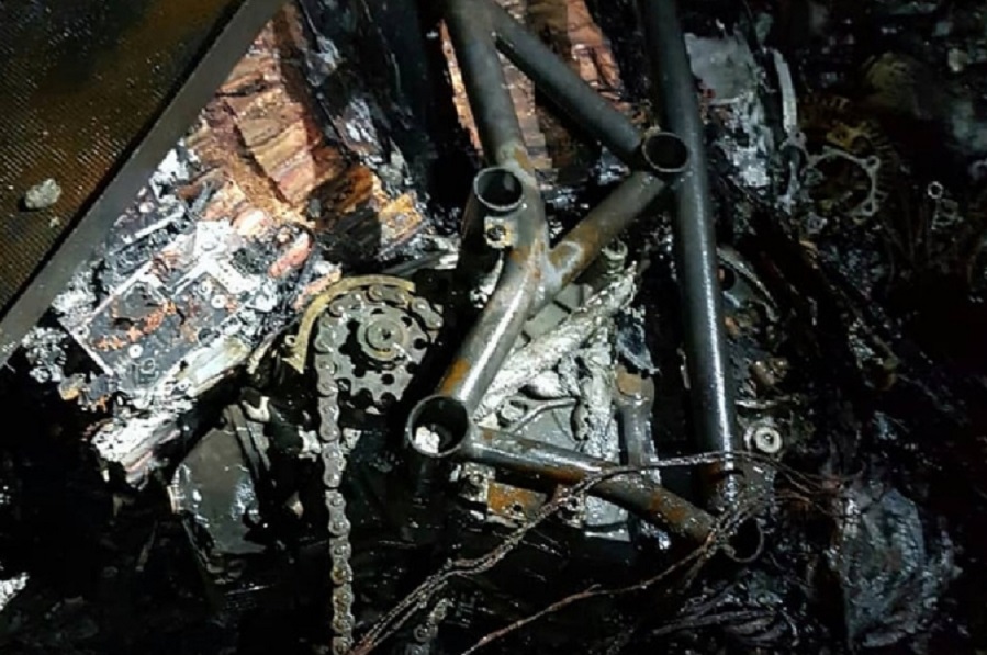 根據外媒曝光的照片,整台車已經燒到報廢