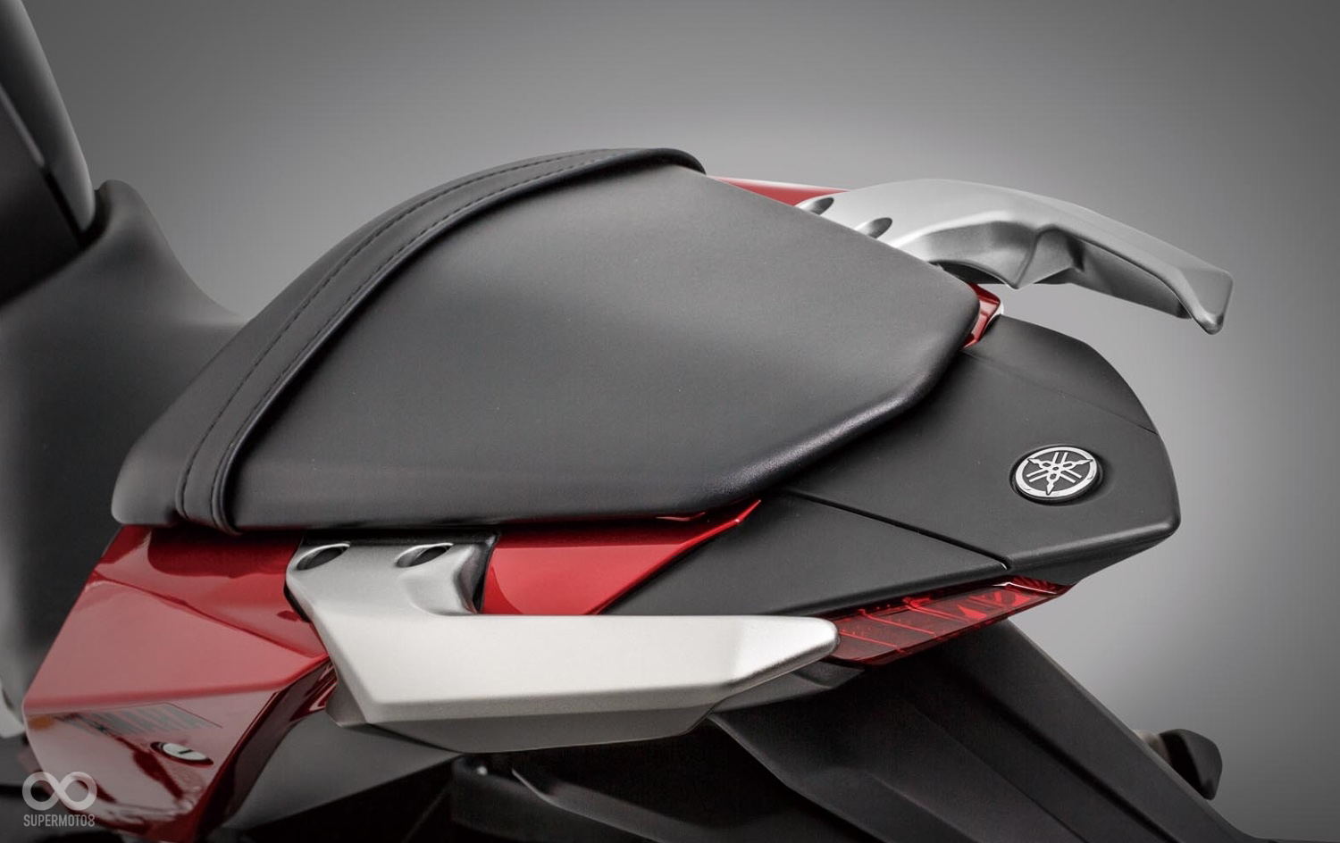 讓後座乘客乘坐的,分離式後握把