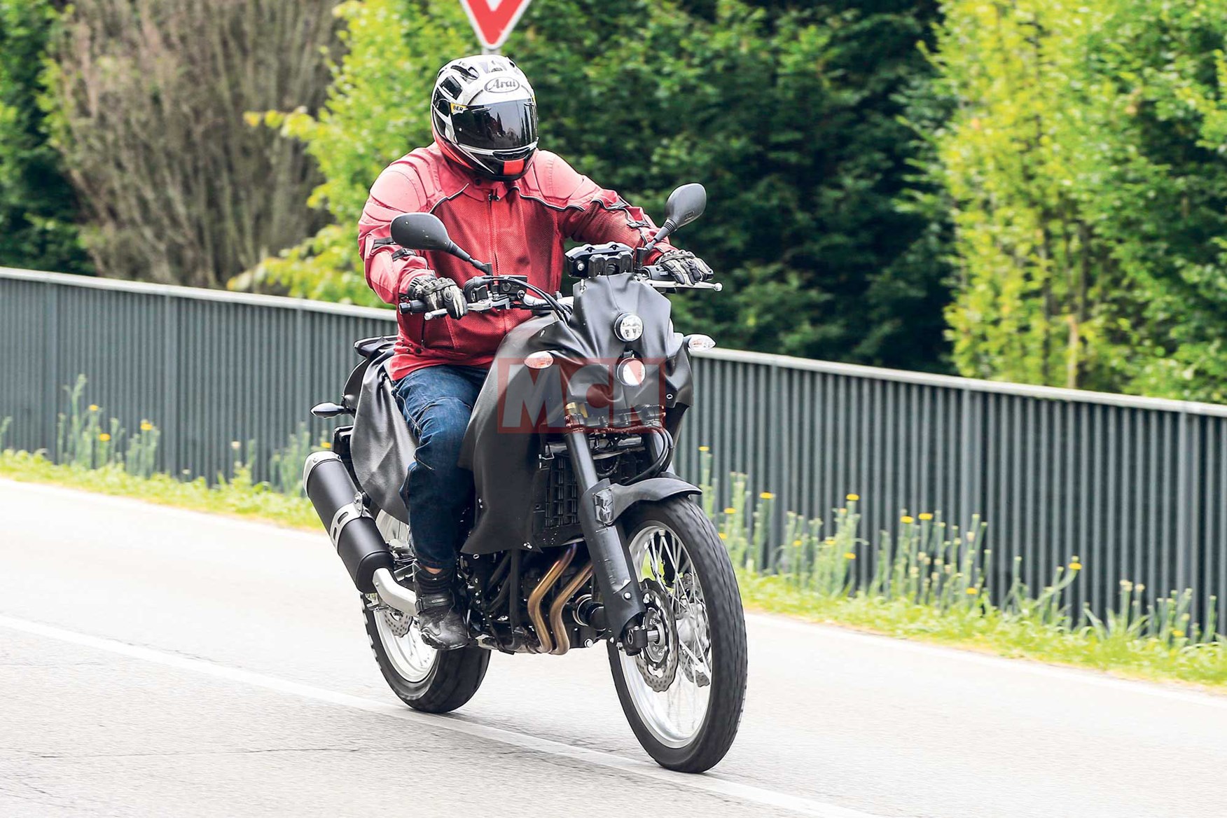 照片中的車披上了一塊黑布,層疊頭燈和若隱若現的車尾線條讓人直覺想到T7,車身和車架細節雖然都蓋住,不過約略可以看出與概念車的設計不同。引擎明顯是來自MT-07的74hp並列雙缸