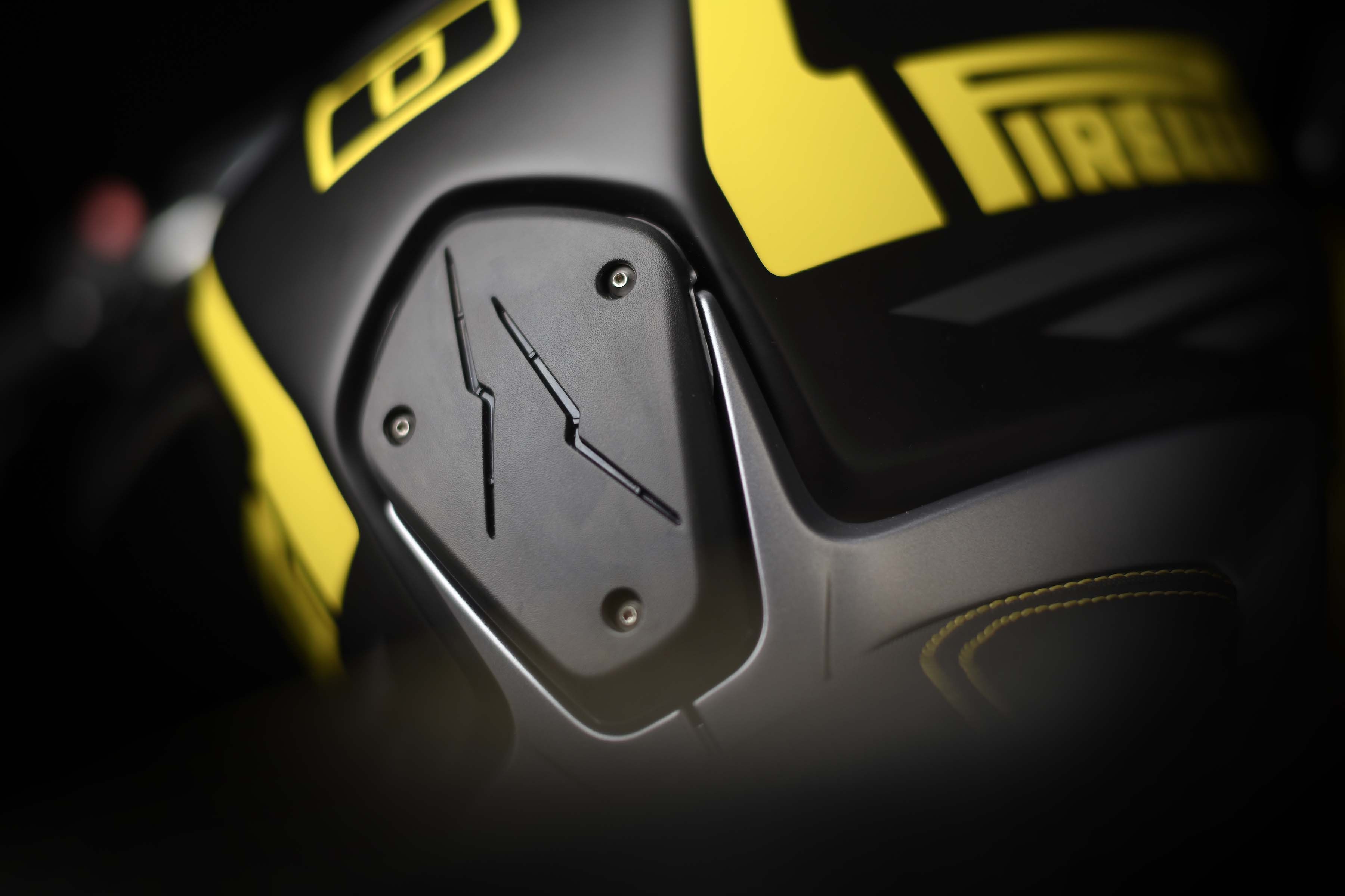 在油箱上還有一塊印有大閃電圖案的特殊橡膠裝飾蓋