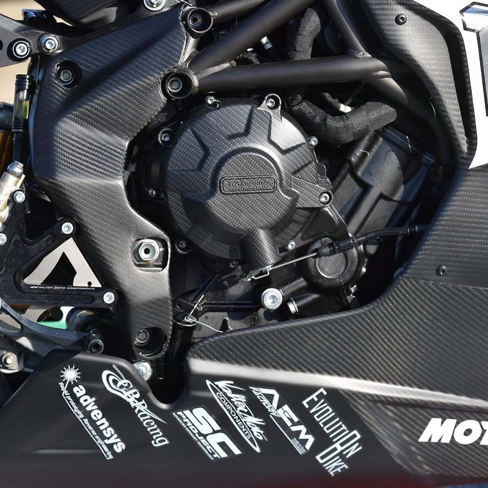 引擎採用798c.c.三缸引擎,最大馬力160匹