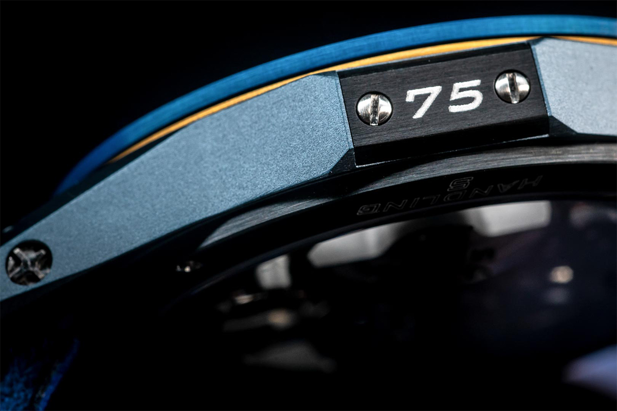 75周年銘牌鑲嵌其上