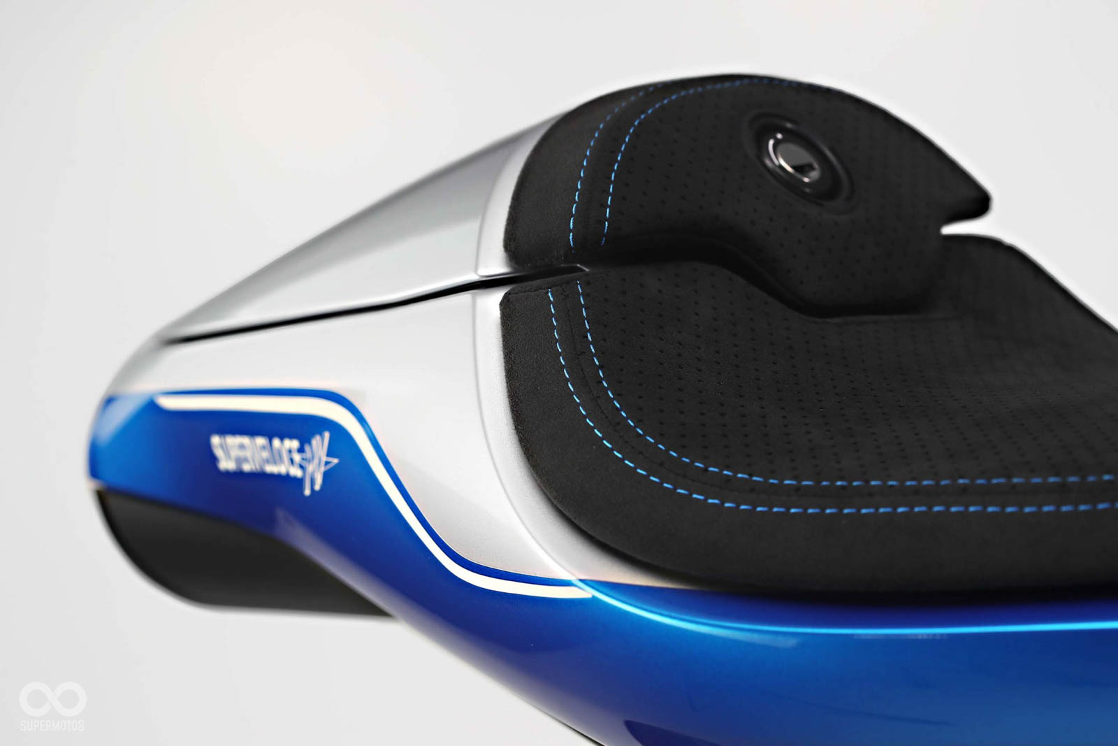 藍色的坐墊車縫線點綴