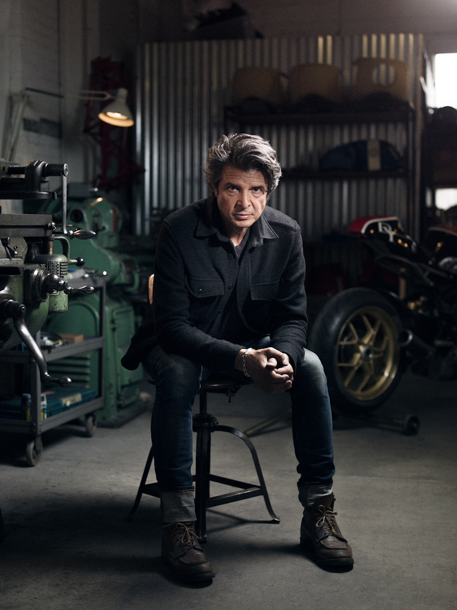 Walt Siegl為朋友進行車輛改裝,後來2007年他創立自己的改裝工坊,正式成為一位改裝車設計師