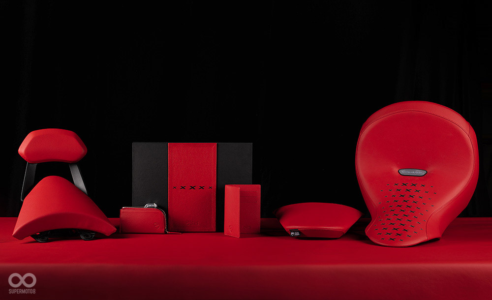 凡購買Ducati XDiavel Nera的車主也會得到椅墊同色交車包、鑰匙包等隨車配件