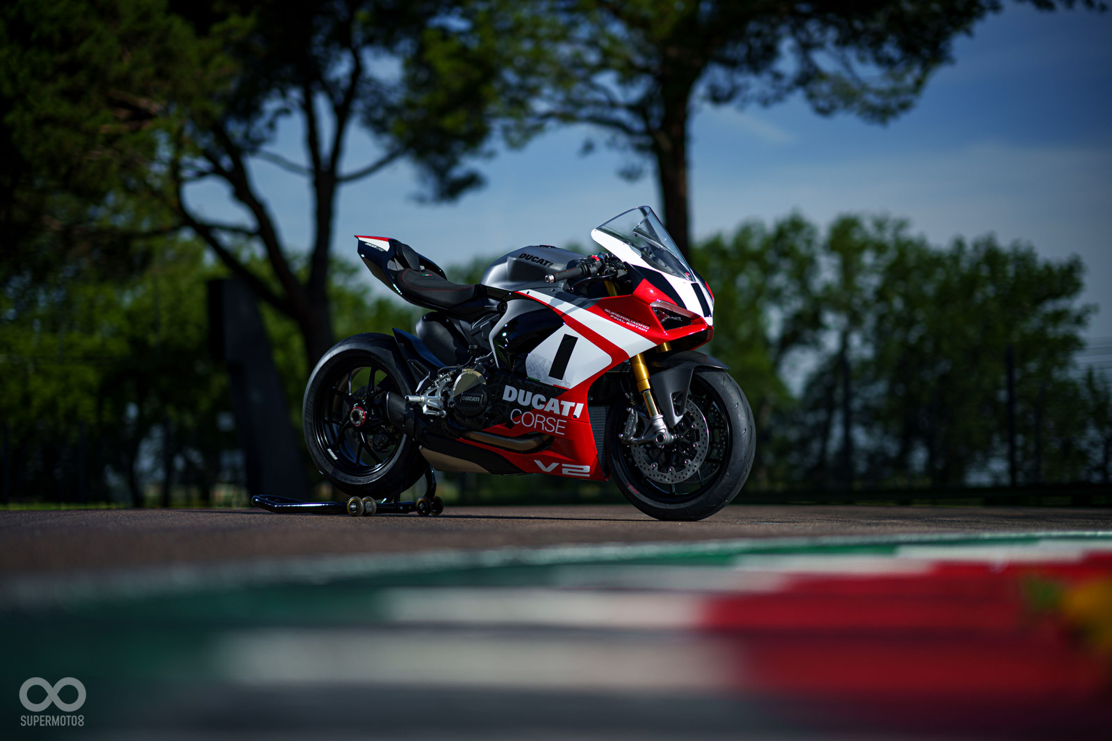 歷史的終章：限量555 台的Panigale V2 Superquadro Final Edition。致敬最複雜雙缸引擎| SUPERMOTO8