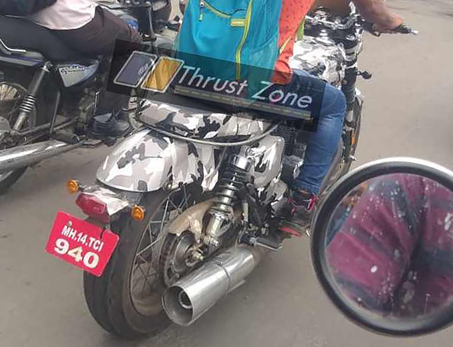 後懸吊使用雙槍避震器;排氣管被鐵片包裹暫時看不出樣貌,但外型和Bonneville車系非常類似