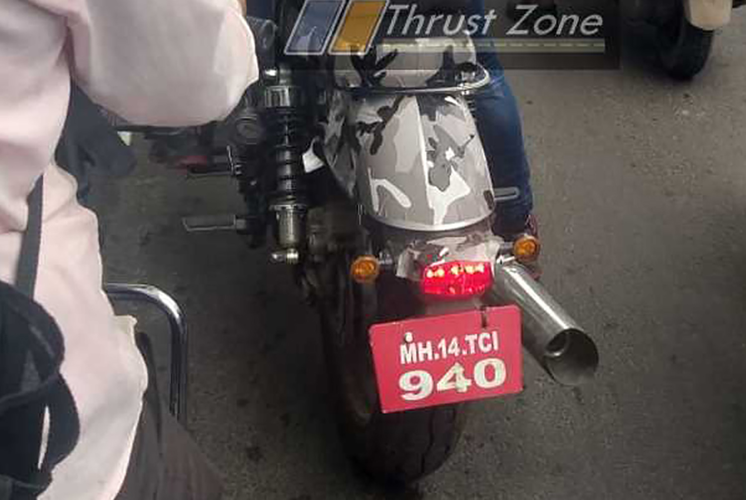 尾燈內部為LED燈具