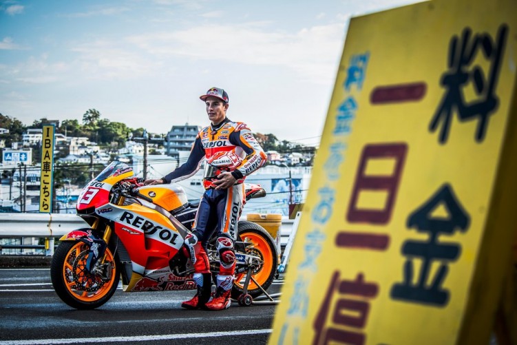 在鳥鳴風徐的箱根收費道路閘門前，HONDA RC213V實戰賽車就這麼張牙舞爪的在恬靜的山道路口咆哮。