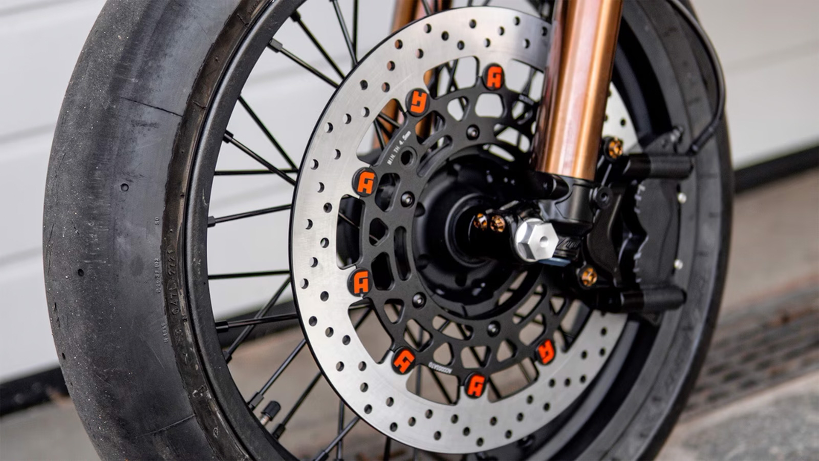 前後煞車都使用制動力道強悍的製品