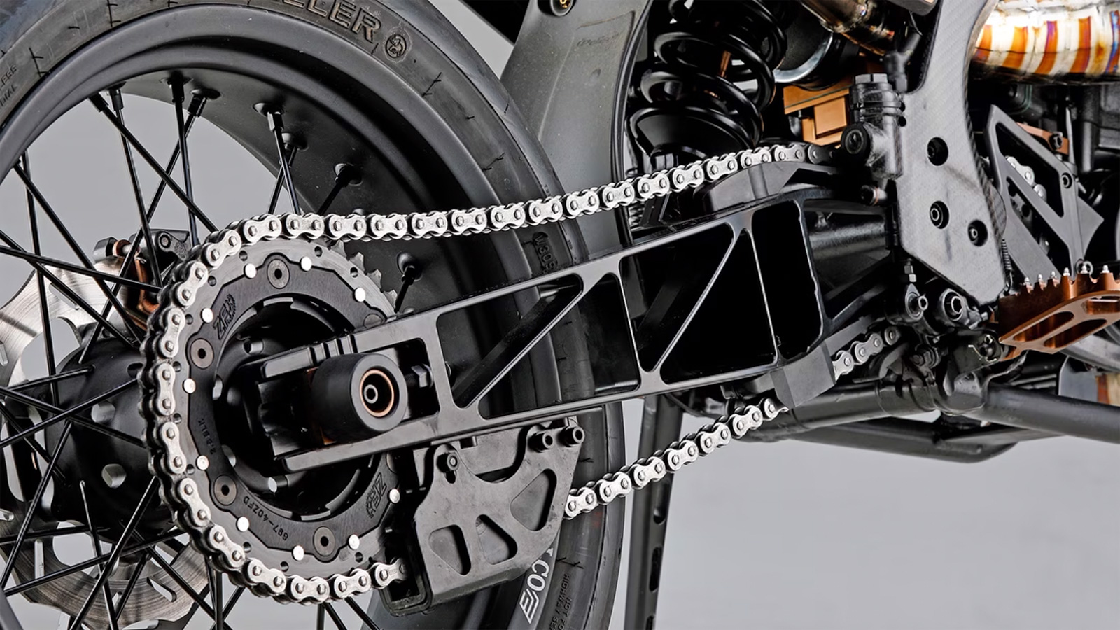 大幅輕量化的訂製後搖臂