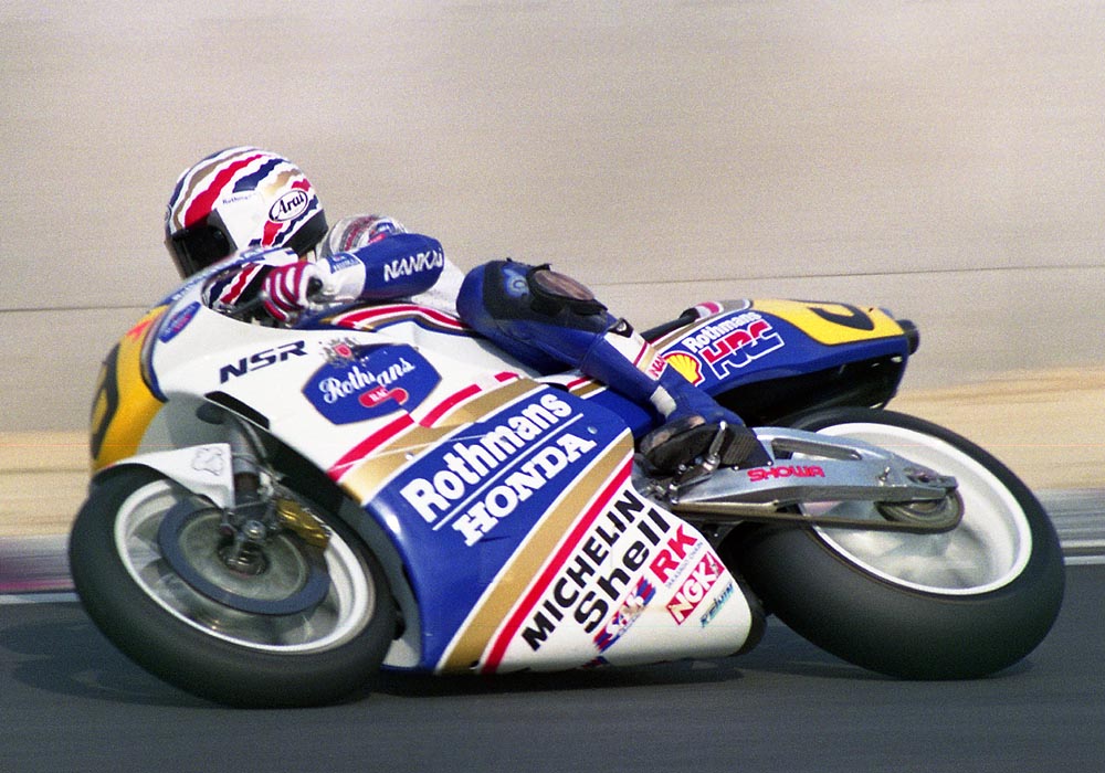 1992年名澳洲車手Mick Doohan 因為受傷,開始在車上安裝了一個新開發的左手後剎車裝置,後來成為他五連霸的秘密武器之一 photo via:wikipedia