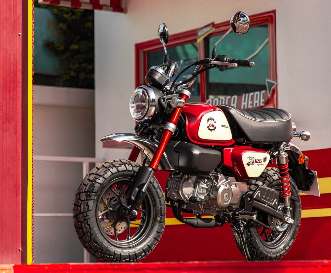 外觀使用經典的紅白塗裝，但白色部分換成更有老味的奶油白