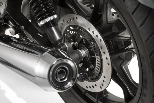 前輪對向四活塞卡鉗搭配320mm浮動碟,後輪單向雙活塞搭配260mm固定碟,前後卡鉗皆為Brembo製品