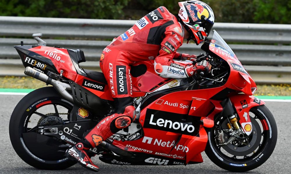 近年MotoGP廠車也配備座高調整裝置，幫助車手在起跑、直線加速擁有更好的抓地力表現