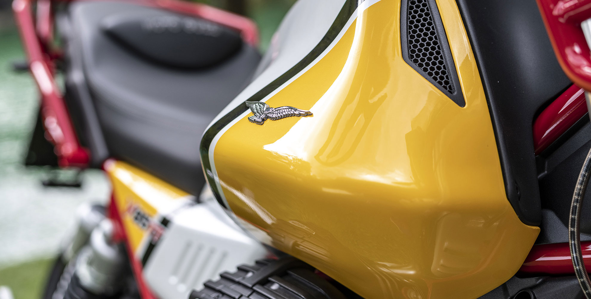 尖鳥嘴和搭配引擎向外擴張突出的油箱曲線，好似一隻準備展翅的飛鷹