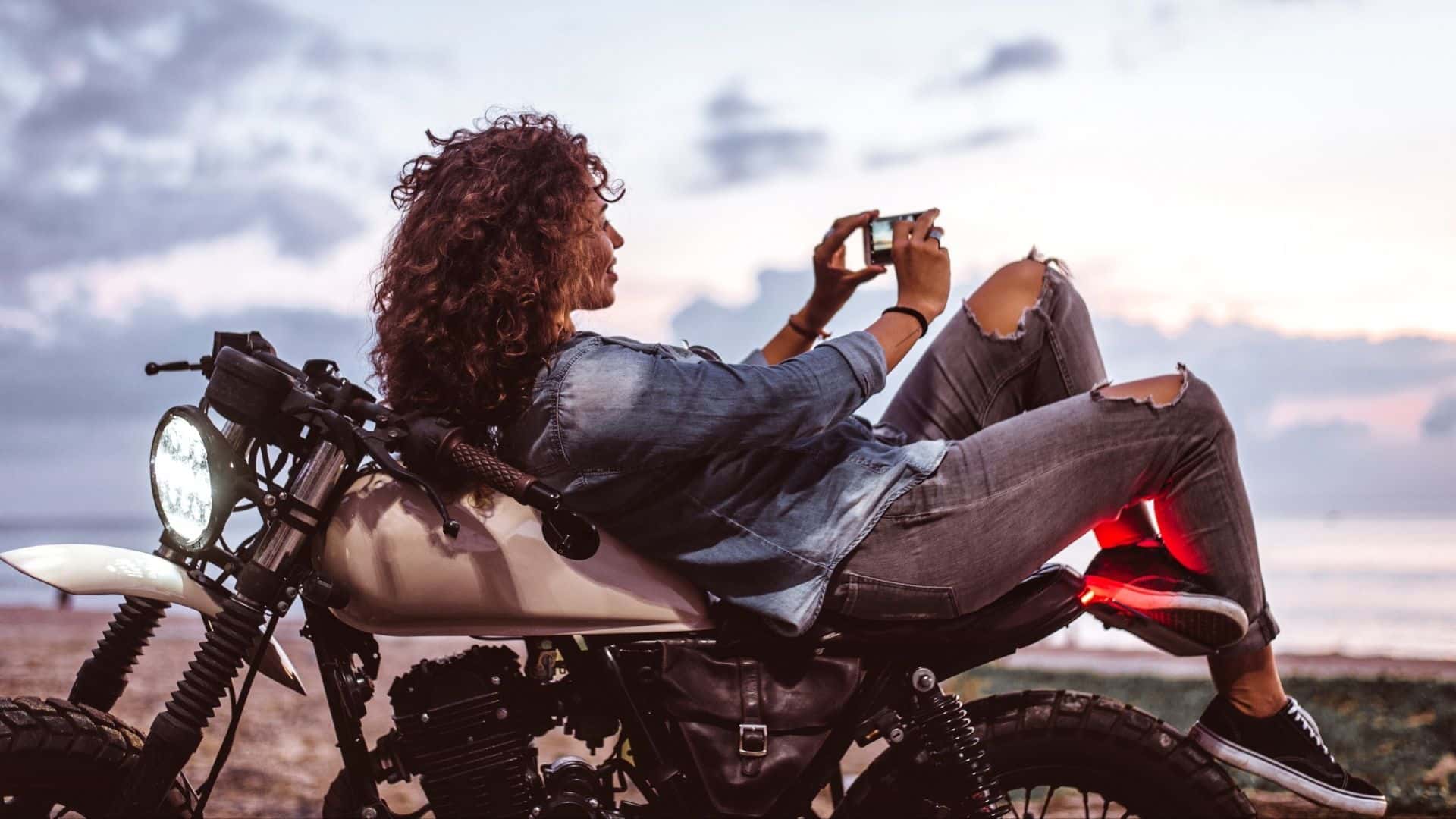 根據INHB研究顯示,騎士騎車時在各方面的身心理數值狀態皆比汽車駕駛良好