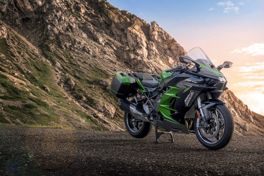 2023 Ninja H2 SX再增添自動遠燈啟閉系統，旗艦跑旅當之無愧