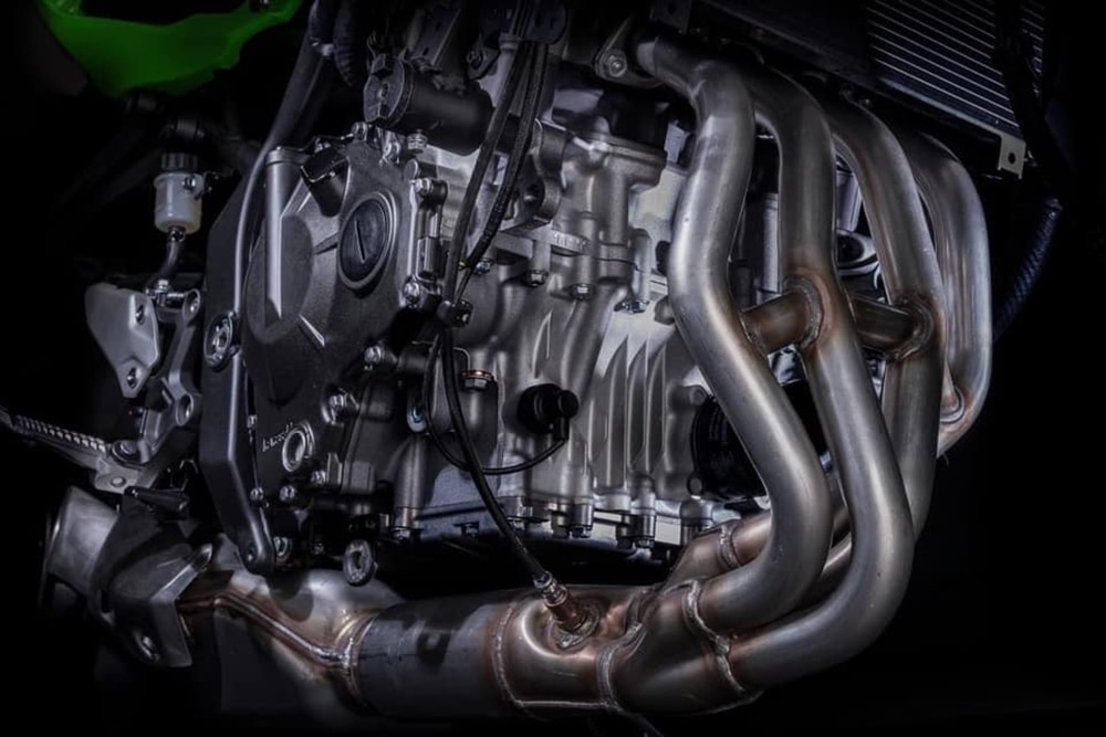 ZX-4R據傳將以ZX-25R的四缸引擎增加排氣量改造而來,馬力預計會落在75匹