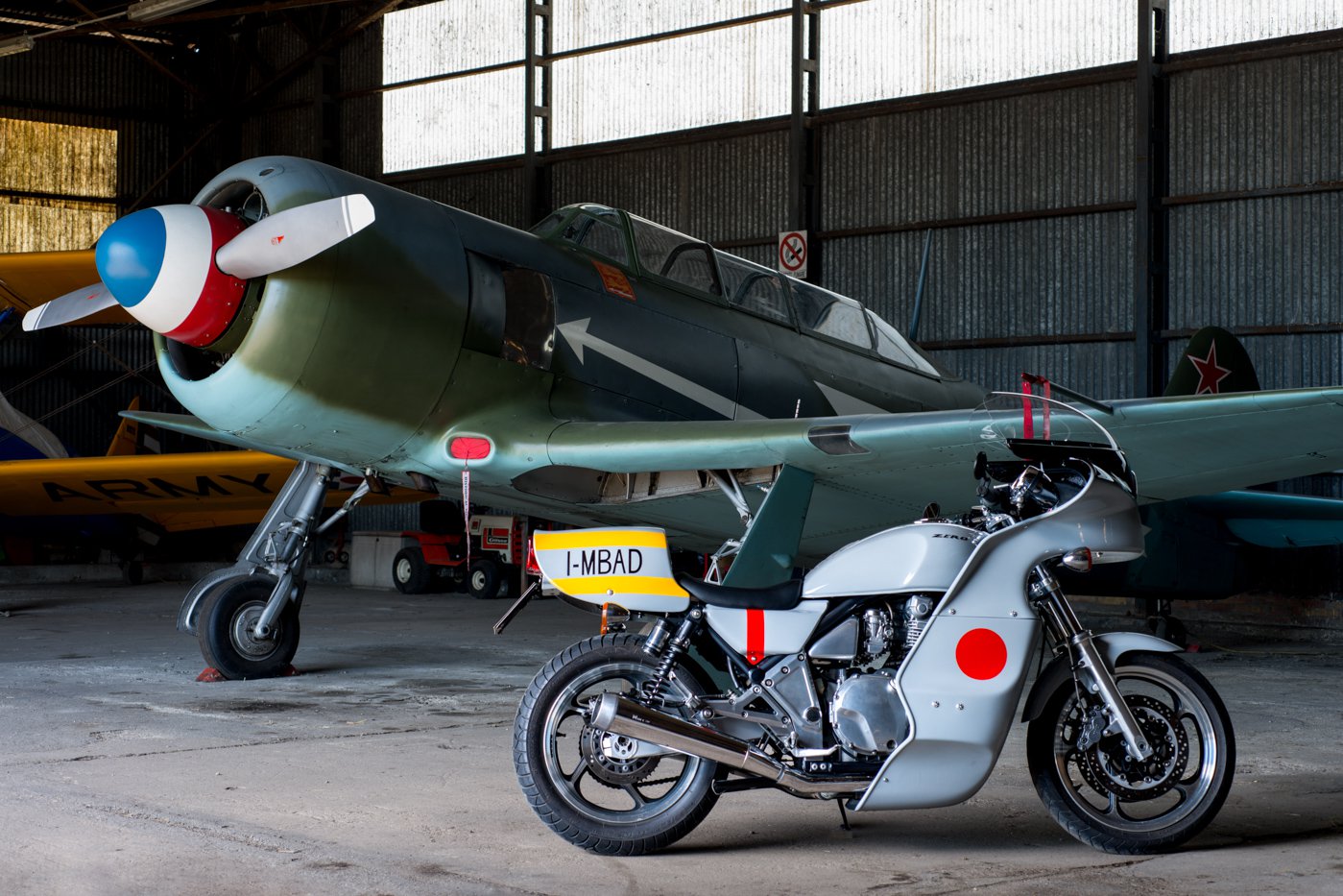 是這輛車不只加入零式戰鬥機的身影，還添加了1977年電影Mad Max「瘋狂麥斯」元素