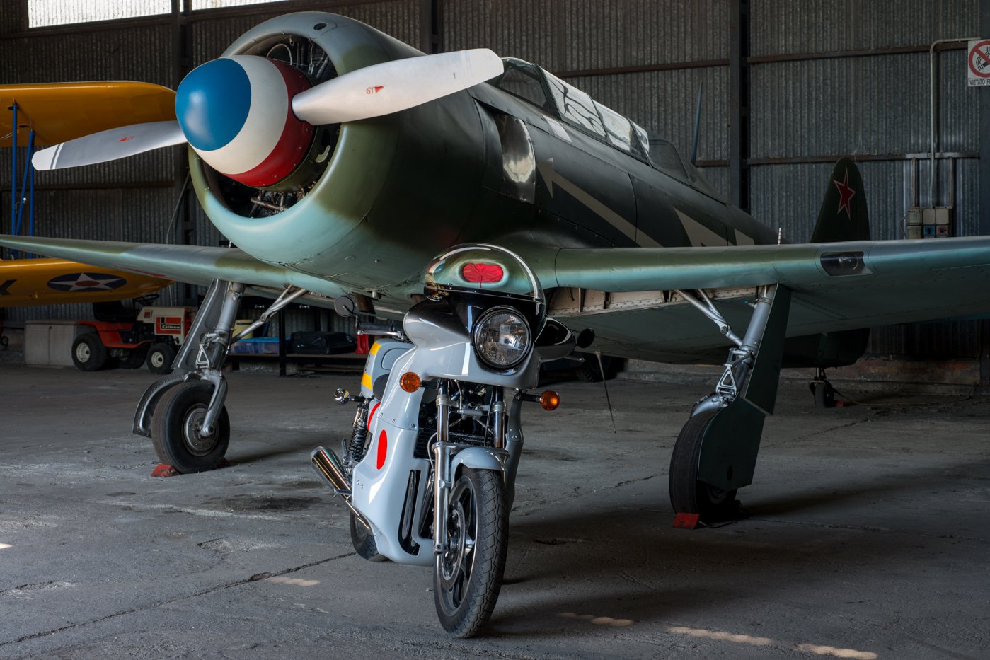 這輛以零式戰鬥機為致敬對象的KAWASAKI ZEPHYR1100，灰藍色的塗裝就是考零式戰鬥機航母艦載機的顏色而來