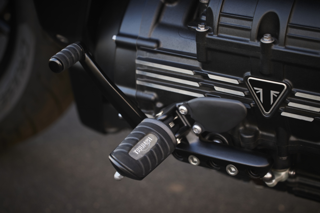 車身許多細節都以黑化呈現,看起來更低調有質感