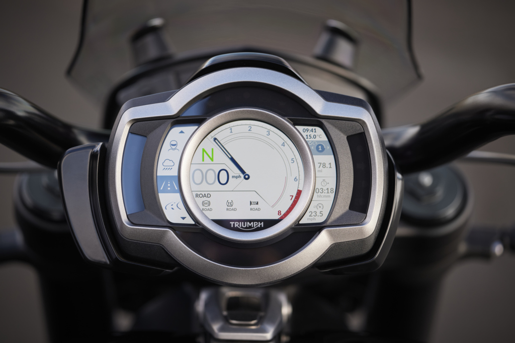 外型很獨特的全彩TFT儀表