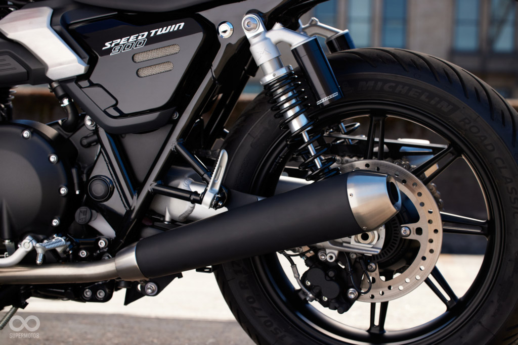 前後避震，搖臂升級鋁合金！