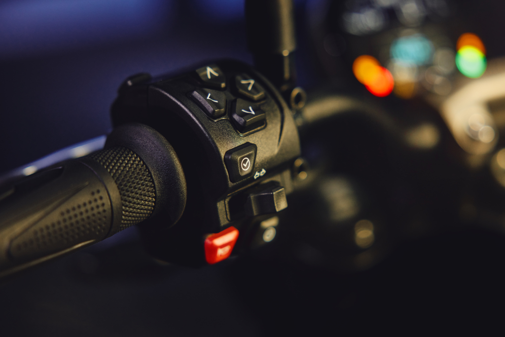 Trident 660也加入了超實用的定速巡航功能