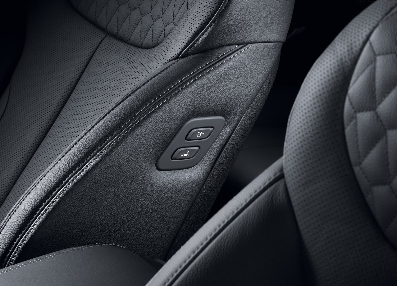 The All-New SANTA FE 副駕駛座椅側邊採同級唯一「Easy-In電動調整迎賓副手座」,提供後座乘客極致的尊榮款待