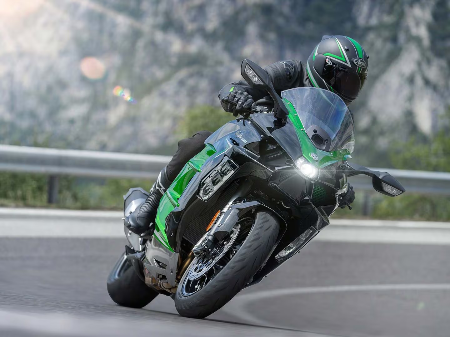 Kawasaki已在 H2 SX SE在2023年改款中，就加入近遠光燈自動調整系統