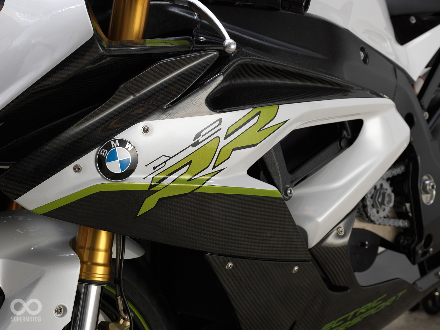 可見到鋁合金車架與碳纖維車殼也與S1000RR相同