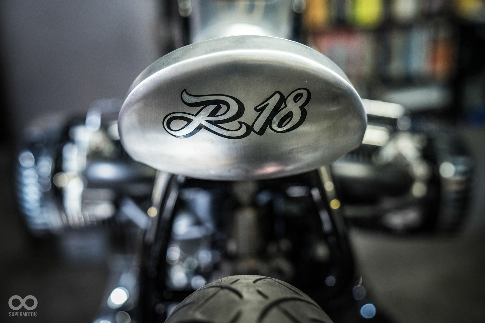 車尾的R18字樣似乎正暗示著排氣量