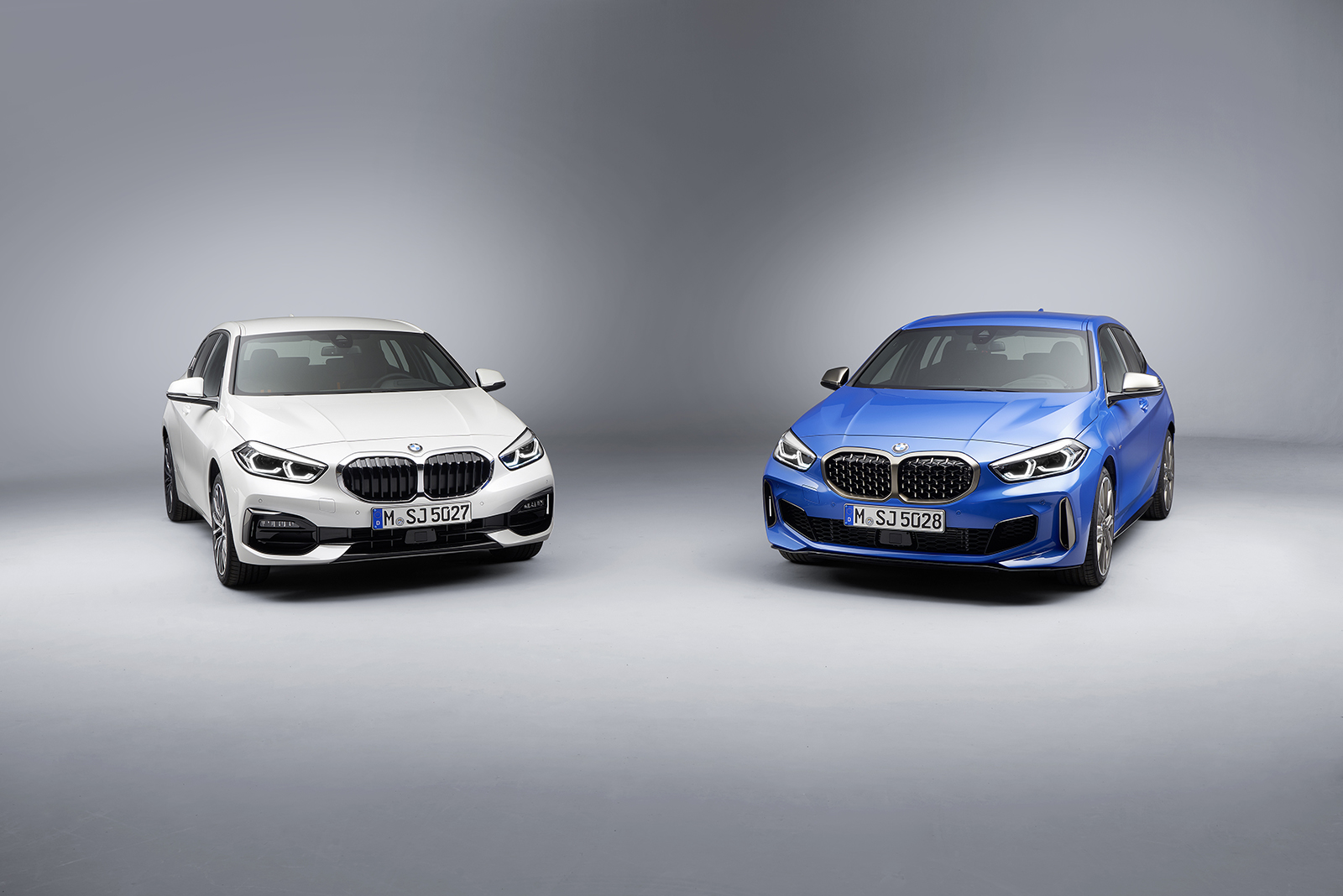 白車為BMW 118i Sportline；藍車為BMW M135i xDrive