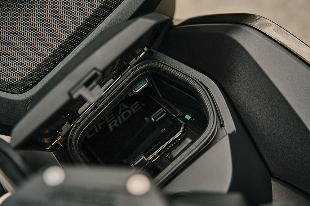 R 1250 RT也加入無線充電盒,內部還有USB插孔