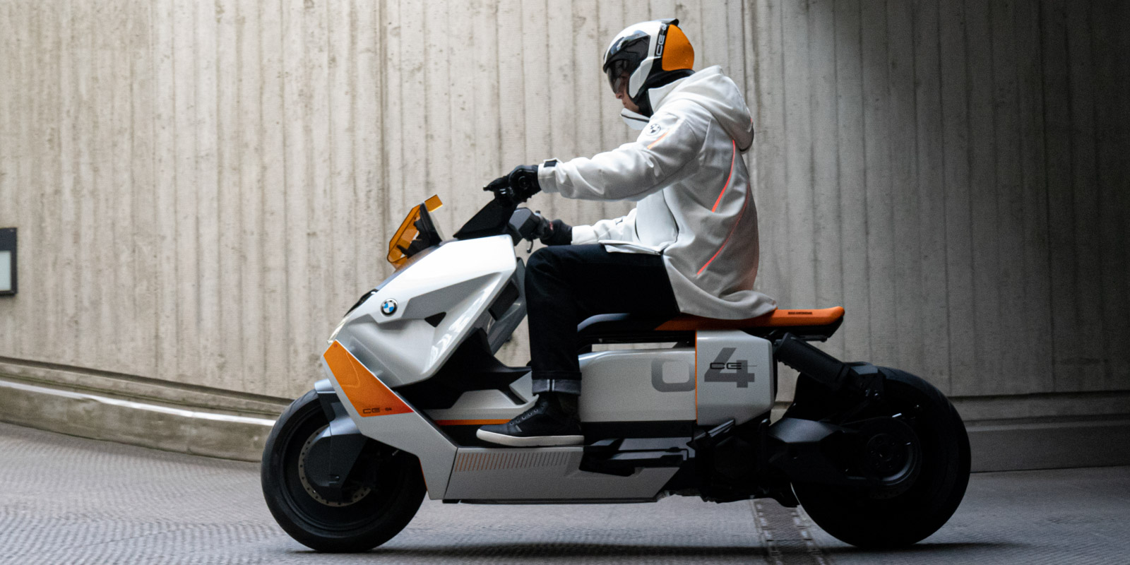 騎士身上穿著的專屬外套，可以連結Definition CE 04，提供燈光增加辨識度