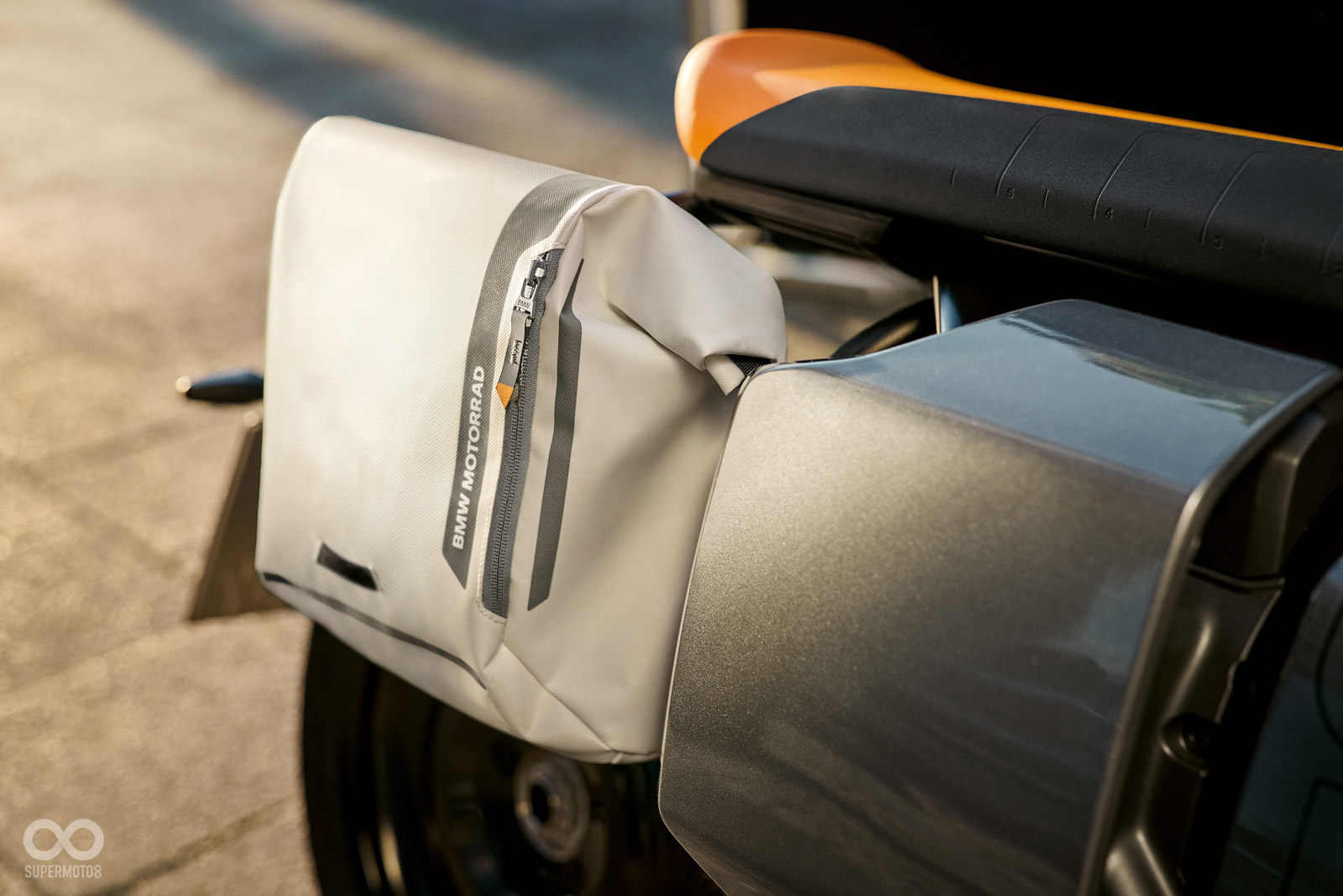 後方甚至還可以安裝側包