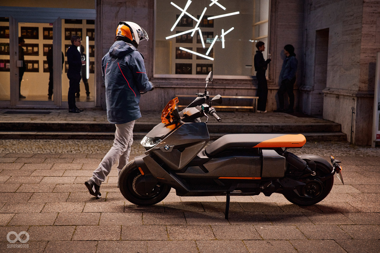 CE 04的軸距和坐墊都很長，平坦的座墊看起來舒適度表現不太出色