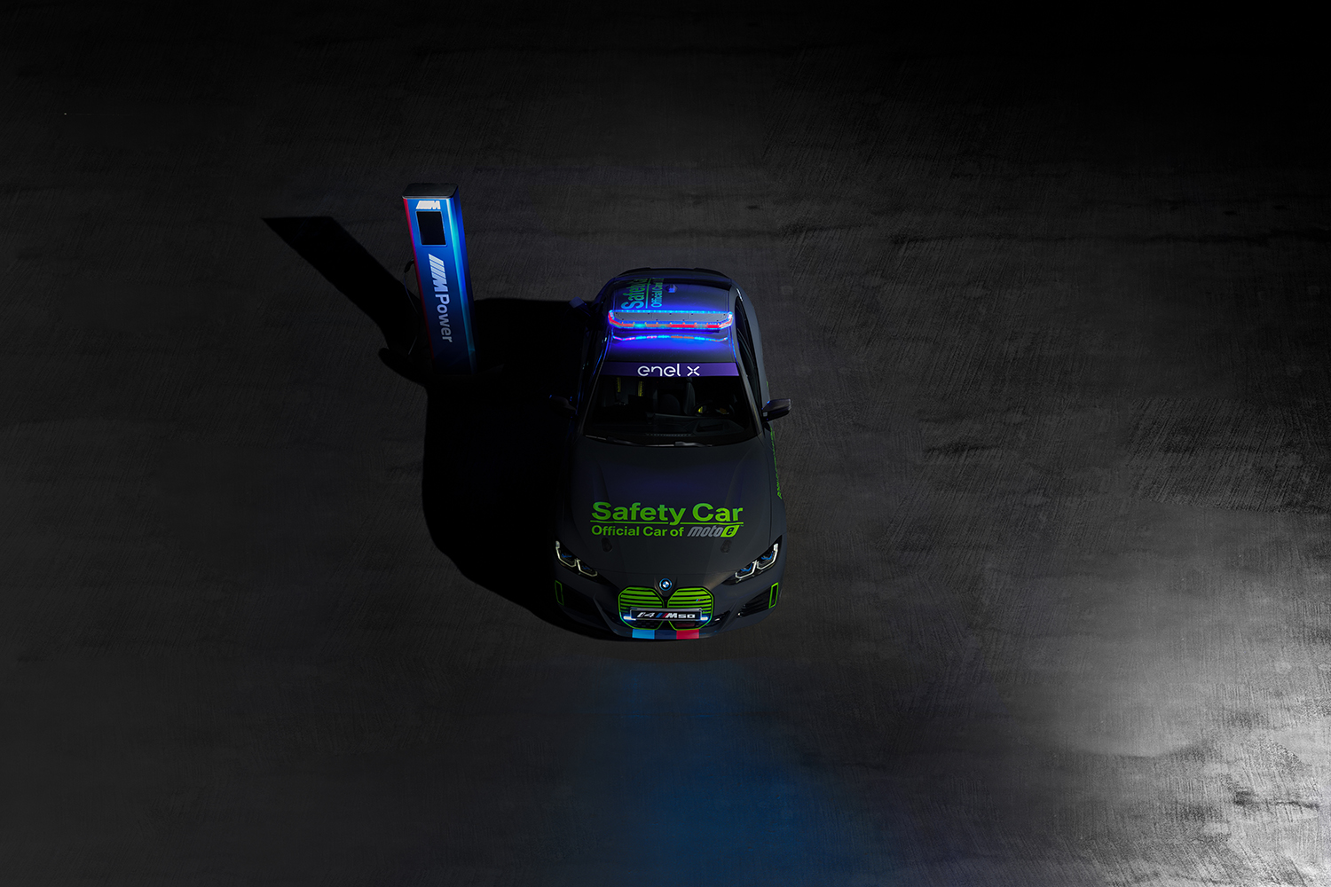 消光水泥灰色配上高亮度的螢光綠色，高反差帶出相當獨特的視覺