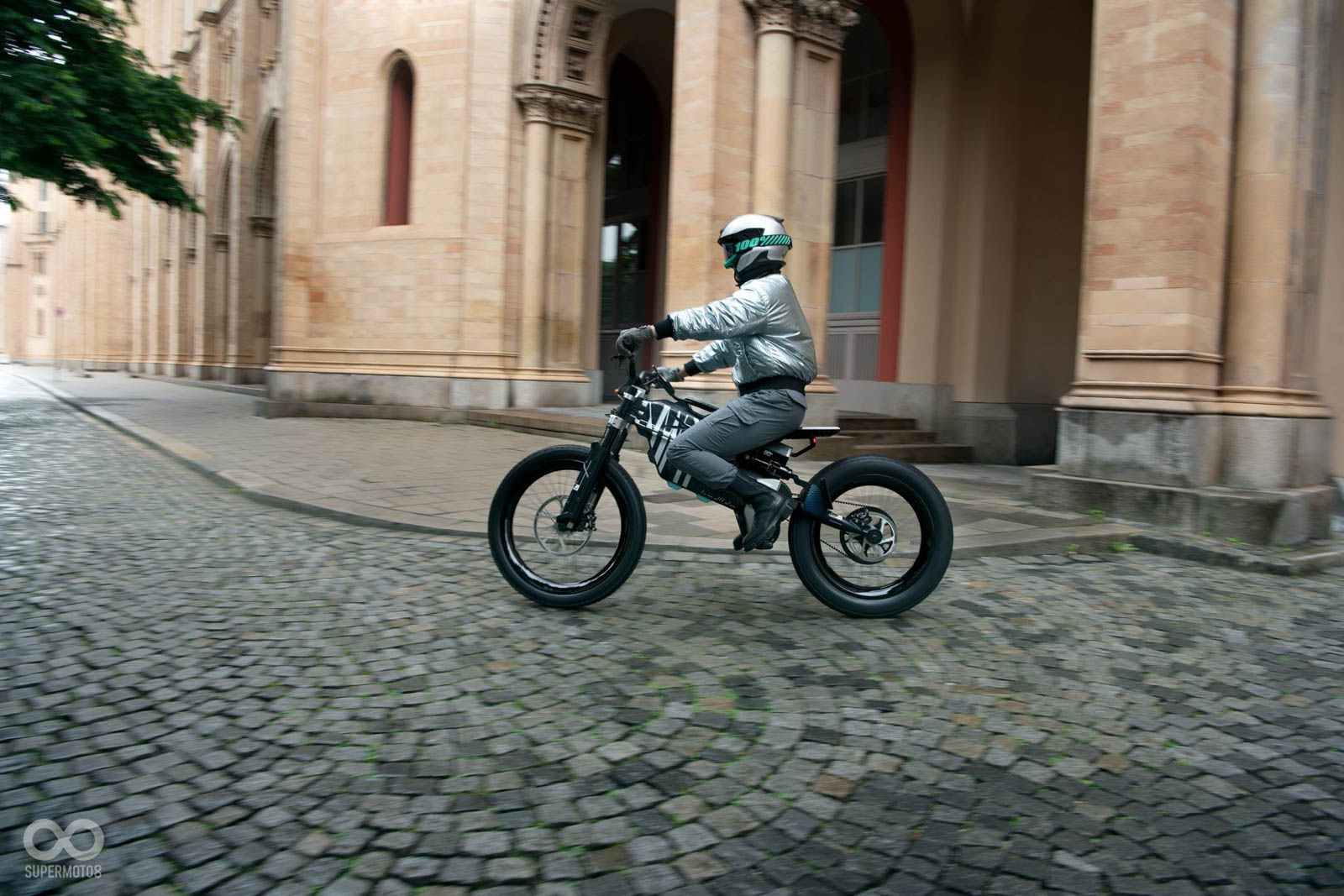 BMW Motorrad Vision AMBY是由登山腳踏車演變而來的外型設計
