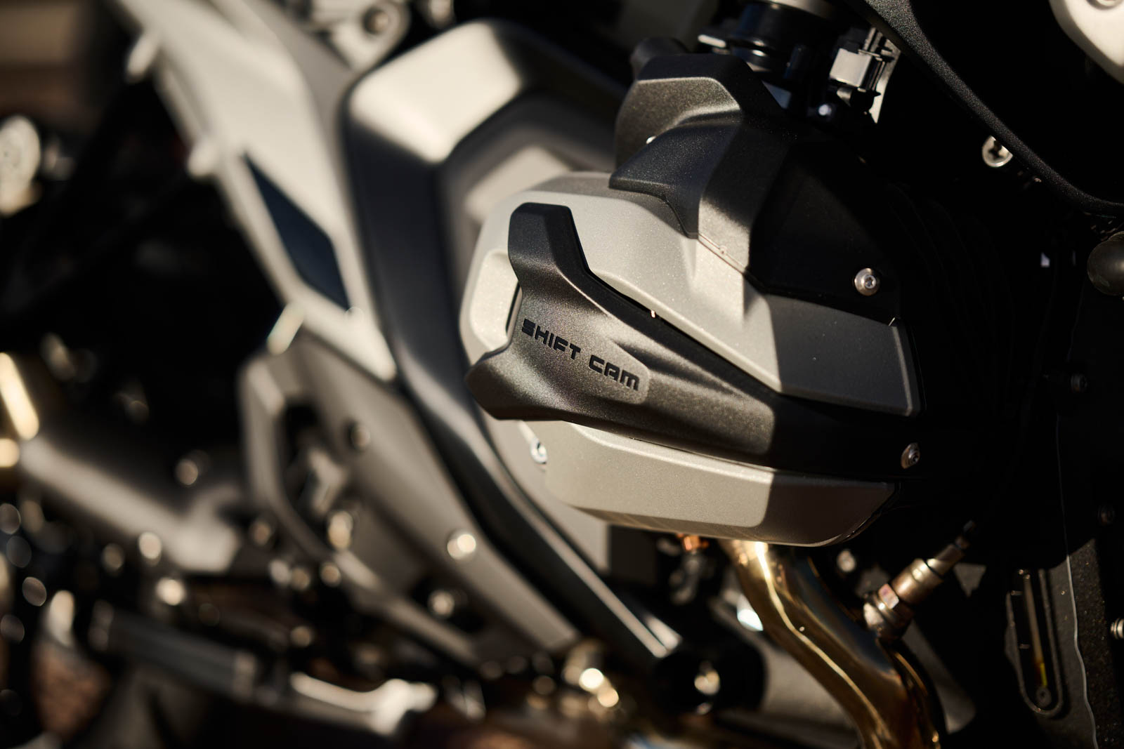 R 1300 GS Adventure搭載1300c.c.水平對臥引擎,擁有143HP馬力和149Nm扭力
