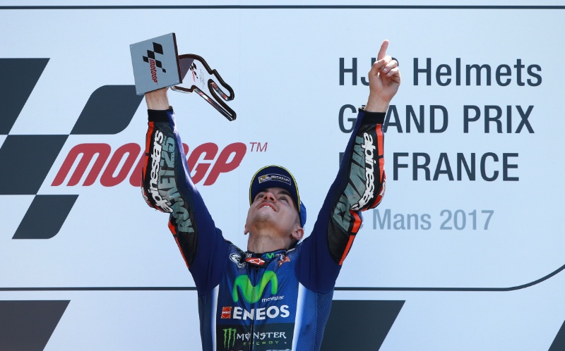 Vinales在在與Rossi 爭奪第一名的最末圈時還跑出個人最快單圈,就知道他整場比賽都相當專注,甚至超越自己極限。這同時也是他個人的第四個分站冠軍,目前以85分積分領先所有對手