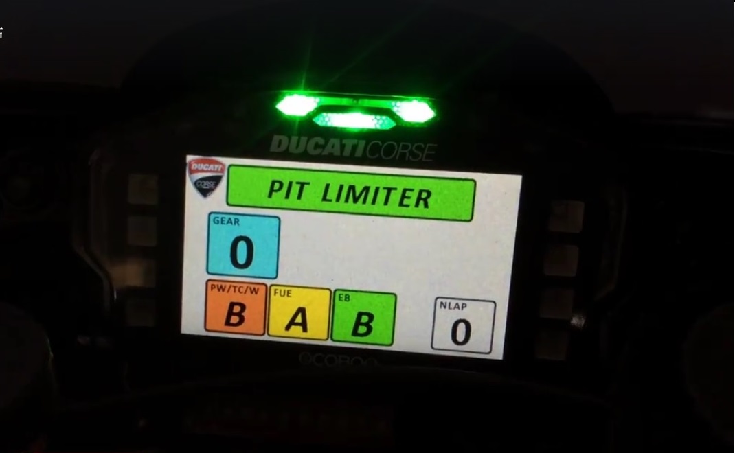一但按下灰色鍵的限速鈕,儀錶上方會顯示出提醒字樣,並有綠燈閃爍。此為車手進入PIT 區時使用。