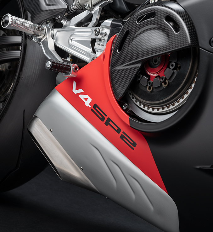 搭載了STM-EVO SBK乾式離合器與輕量化競技鏈條的Panigale V4 SP2在動力銜接部分絕對更快更直接