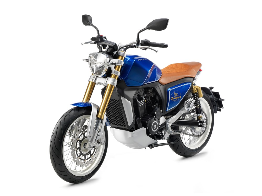 P2X Roadster在車色設計上，採用了相當大膽的藍白棕，並且在側蓋上還印上了1930年代的廠徽致敬