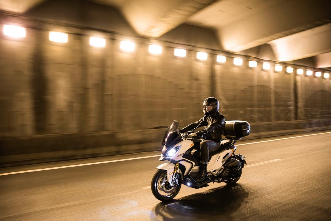 400c.c.水冷單缸引擎，有36.7HP馬力和38.1Nm扭力