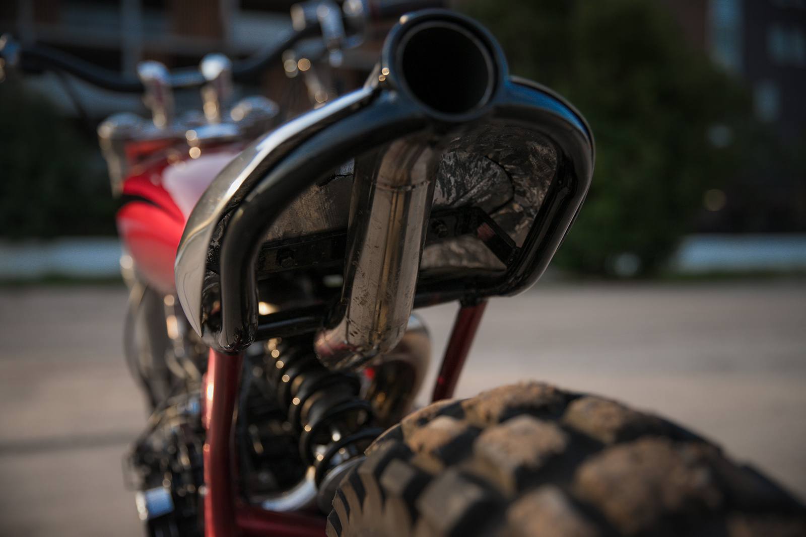 上繞的排氣管尾部中置在車輛尾中心，不仔細看還以為這是後煞車燈