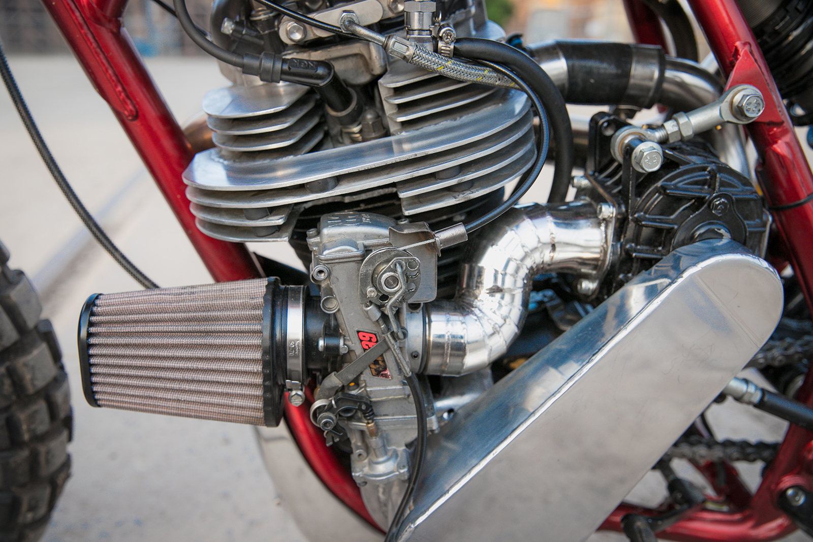 儘管經過仔細的計算，Keeley害怕的狀況仍然發生了，不過幸好澳洲的機車社群熱情地伸出援手，讓Keeley能順利的參展出賽